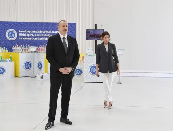 İlham Əliyev və Mehriban Əliyeva tibbi maska istehsalı müəssisəsinin açılışında 